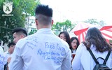 [ẢNH] Nữ sinh Hà Nội bật khóc trong ngày bế giảng